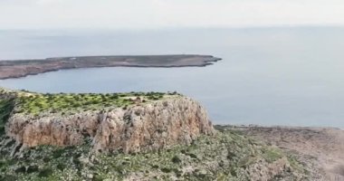 Okyanusun kıyısındaki güzel kayalık bir dağın havadan görünüşü. İnanılmaz doğası olan güzel bir deniz manzarası. Akdeniz 'de. Yüksek kalite 4k görüntü
