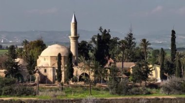 Hava manzaralı Sultan Tekke Larnaka. Müslüman tapınağı, deniz kenarındaki toprak setinde palmiye ağaçlarıyla çevrili. Yüksek kalite 4k görüntü