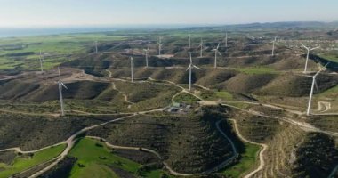Kıbrıs 'taki bir rüzgar çiftliğinin havadan görünüşü. Yeşil enerji üretimi. Çevresel temiz rüzgar enerjisi. Güzel dağ manzarası. Yüksek kalite 4k görüntü