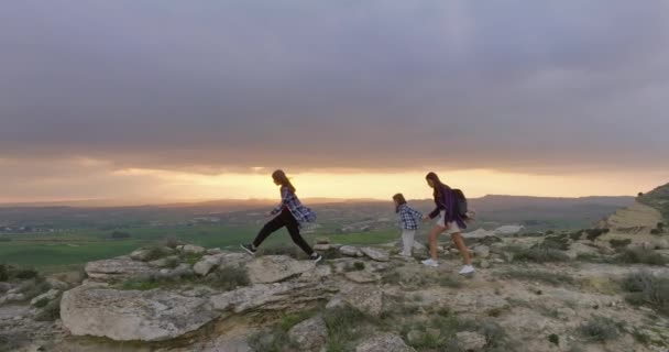 Aerial View Mother Two Daughters Hiking Mountains Family Walking Together — Vídeo de Stock