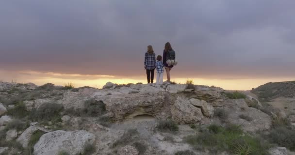 Aerial View Mother Daughters Conquered Top Mountain Family Hiking Mountains — Vídeo de Stock