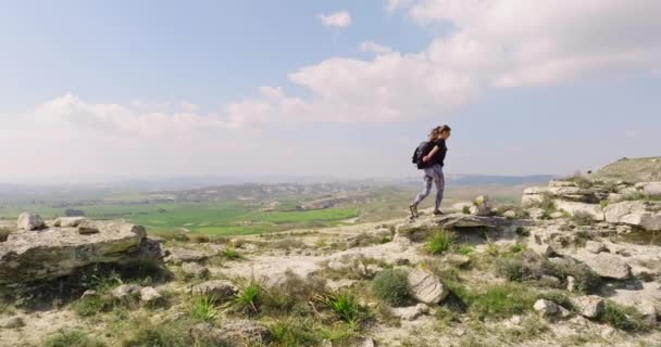Uitzicht Vanuit Lucht Blanke Vrouw Met Een Rugzak Beklimt Bergen — Stockvideo