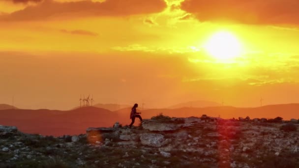 Вид Повітря Жіночий Силует Йде Уздовж Гірського Хребта Заході Сонця — стокове відео