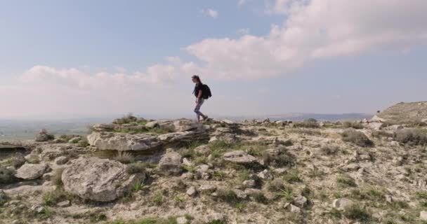 Luftaufnahme Einer Sportlichen Frau Mit Rucksack Beim Wandern Den Bergen — Stockvideo