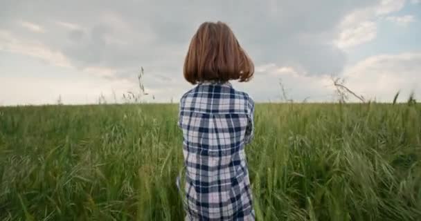 Ребенок Бегает Зеленой Траве Поле Девушка Счастлива Мечтательна Беззаботна Природе — стоковое видео