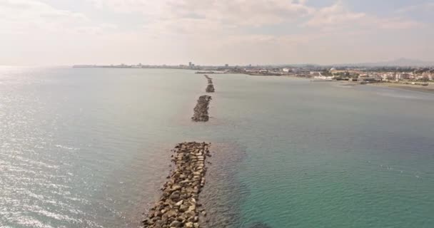 Aerial View Breakwaters Pier Seashore Beautiful Landscape Place Waves Crash — стоковое видео