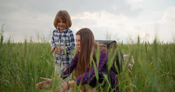 Moeder Dochter Raken Het Gras Het Veld Aan Begrip Bescherming — Stockvideo