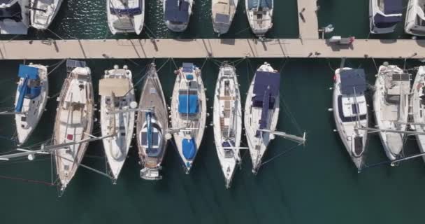 マリーナに係留された豪華な高価なヨットの空中ビュー モータボートは港に停泊しています 高品質4K映像 — ストック動画