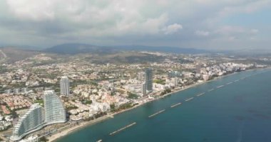 Kıbrıs Rum Kesimi 'nin Limasol kıyı şeridi üzerindeki şehir manzarası. Akdeniz kıyısında şehrin seddi. Akdeniz kıyısında. Şehir merkezindeki yolun yüksek binaları. Yüksek kalite 4k 