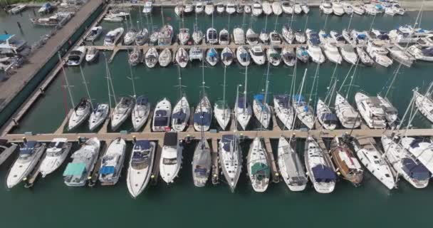 キプロス島にヨットが係留されている港の空中ビュー 豪華モーターボートがマリーナに立っています 高品質4K映像 — ストック動画