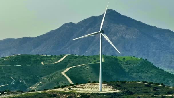 Rüzgâr Santralindeki Yel Değirmeninin Dağlarda Kıvrılan Pervanelerinin Hava Görüntüsü Endüstriyel — Stok video