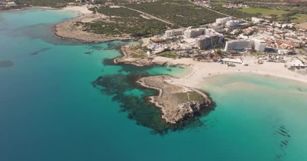 Vzdušný Výhled Písečné Pláže Krásnou Přírodu Ostrova Kypr Moře Skalami — Stock video