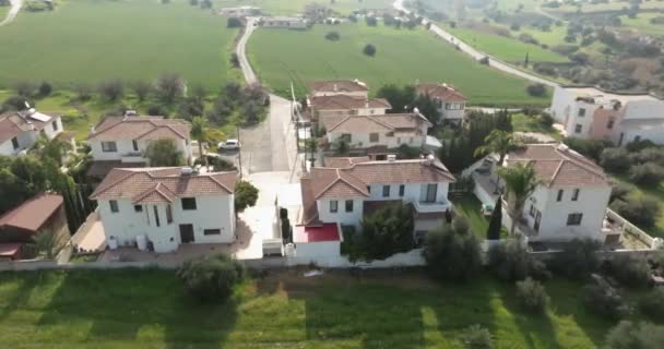Vista Aérea Hermosas Villas Pueblo Chipre Casas Cerca Las Cuales — Vídeo de stock