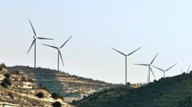 Bir dağ manzarasındaki rüzgar çiftliğinin havadan görünüşü. Gelecek artık rüzgar türbinleri tarafından üretilen ekolojik olarak temiz elektriğe alternatif olacak. Yüksek kalite 4k görüntü
