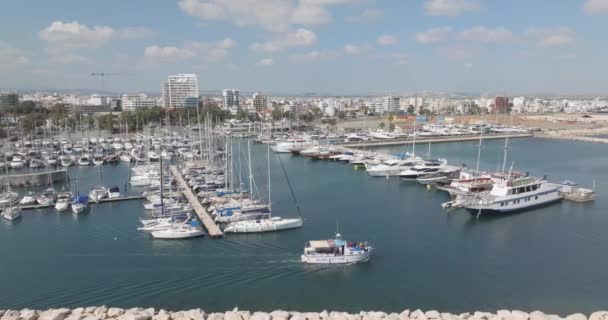 从空中俯瞰塞浦路斯岛海岸上的一个有船只的码头 游艇停泊在地中海的港口里 高质量的4K镜头 — 图库视频影像