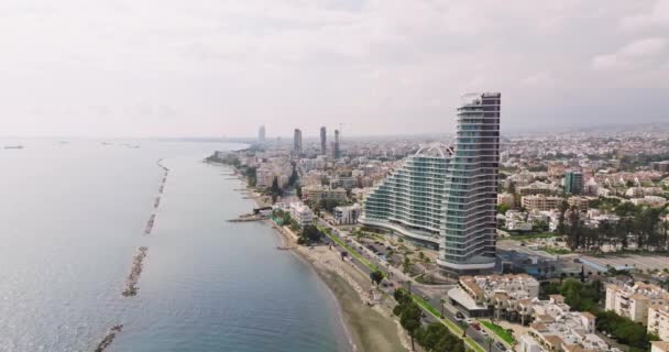 リマソル キプロスの空中風景 都会のスカイラインの高層ビルが立ち並ぶ街のダウンタウンにある地中海の海岸 街の中心部の海岸沿いの道路です 高品質4K — ストック動画