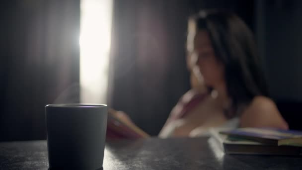 Chica Lee Libro Por Mañana Casa Con Una Taza Café — Vídeos de Stock
