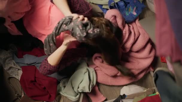 Uma Mulher Brinca Guarda Roupa Com Cão Animal Estimação Interfere — Vídeo de Stock