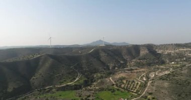 Alternatif rüzgar gücü kaynaklarının dağdaki hava görüşü. Yel değirmenleri güzel bir arazide enerji üretirler. Yüksek kalite 4k görüntü