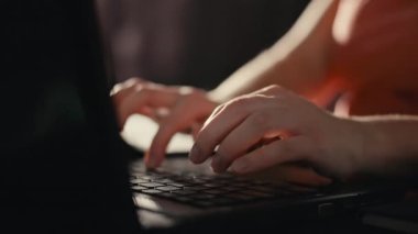 Dizüstü bilgisayarda yazı yazan kadın ellerinin yakın çekimi. İş kadınlarının ev ofisi. Kız bilgisayarda çalışıyor. Yüksek kalite 4k görüntü