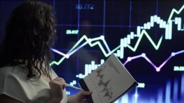 İş kadını beyin fırtınaları ve ekranda analitik grafikler gösteriyor. İşçi şirketleri iş ve ticaret konferansı. Yüksek kalite 4k görüntü