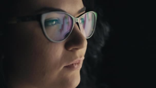 Primer Plano Una Mujer Negocios Con Gafas Que Muestran Gráficos — Vídeo de stock