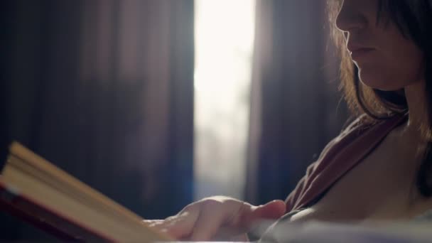 Κορίτσι Διαβάζει Ένα Βιβλίο Και Πίνει Καφέ Στο Σπίτι Μια — Αρχείο Βίντεο