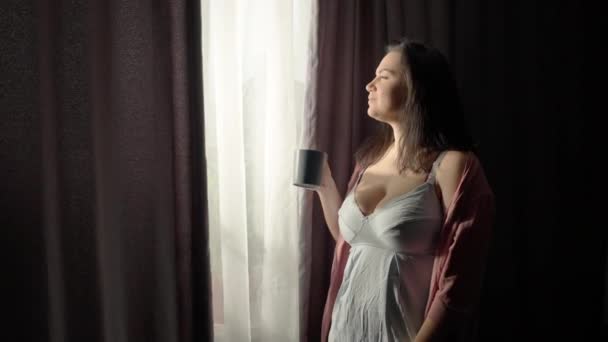 Žena Pije Ranní Kávu Okna Doma Šťastně Usmívající Běloška Dívá — Stock video