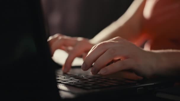 ノートパソコンのキーボードで入力する女性の手のクローズアップ ビジネスマンのホームオフィス その少女はコンピューターで働いている 高品質4K映像 — ストック動画