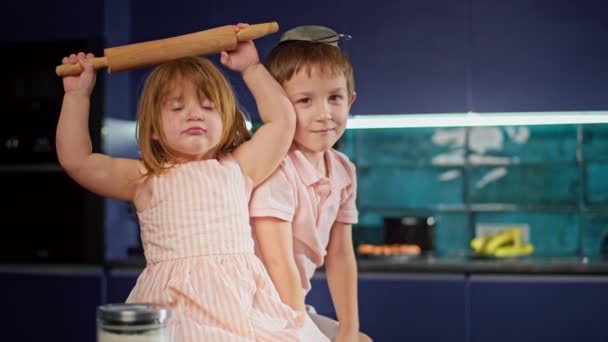Καυκάσια Παιδιά Στην Κουζίνα Διασκεδάζουν Βοηθώντας Τους Γονείς Τους Μαγειρέψουν — Αρχείο Βίντεο