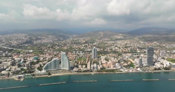 塞浦路斯利马索尔的空中景观 海边一座城市的高科技建筑 市中心 商业中心和宾馆的数百座玻璃房子是由汽车行驶的道路筑成的 — 图库视频影像
