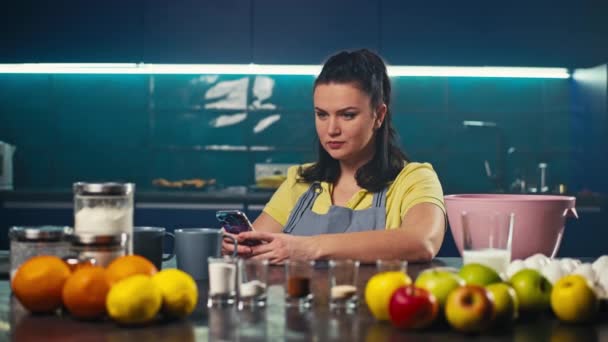 Kobieta Czyta Przepis Przez Telefon Kuchni Dziewczyna Przygotowuje Kolację Dla — Wideo stockowe