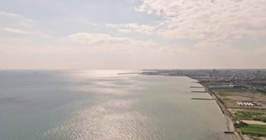 Kıbrıs Rum Kesimi 'nin hava manzaralı kenti. Adada oteller ve plajlarla dolu uzun bir set. Akdeniz kıyısı. Yüksek kalite 4k görüntü