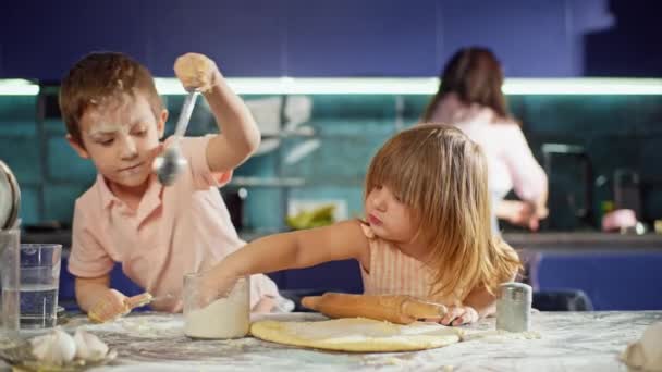 Кавказские Дети Делают Тесто Кухне Пока Мама Отвлекается Помогает Родителям — стоковое видео