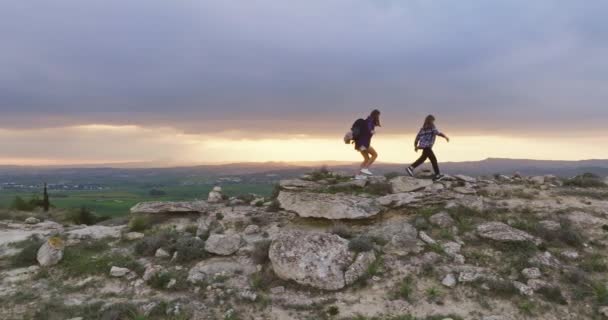 Veduta Aerea Madre Figlia Escursioni Montagna Una Donna Cammina Rocce — Video Stock