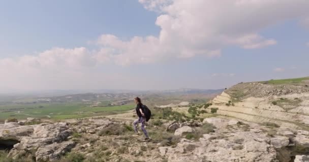 Sırt Çantalı Bir Kadının Dağlarda Kayalara Tırmanırken Görüntüsü Turist Yürüyüş — Stok video
