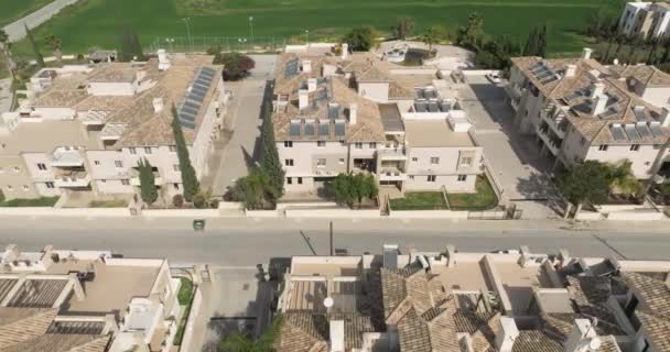 Vista Aérea Complexo Residencial Com Casas Particulares Ruas Verdes Acomodação — Vídeo de Stock