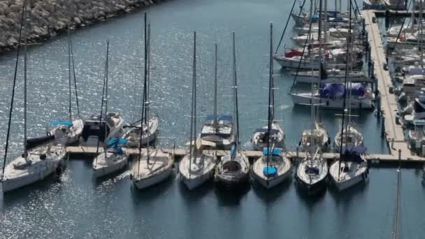 Luchtfoto Van Jachthaven Waar Luxe Jachten Catamarans Liggen Afgemeerd Rust — Stockvideo