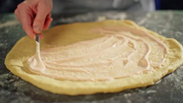 台所のピザの摩擦醤油のクローズアップ 自家製ピザを作る 高品質4K映像 — ストック動画