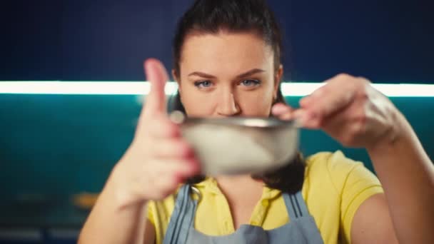 Detailní Záběr Ženy Prosévající Mouku Kuchyni Dívka Doma Připravuje Lahodné — Stock video