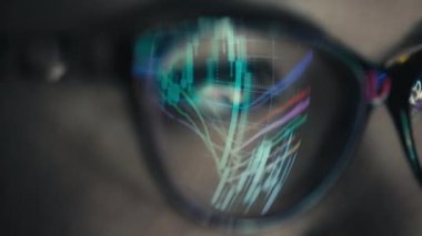 Simsarların ticaret tablolarındaki yansıma. Ofisteki iş analizleri bir iş kadını tarafından inceleniyor. Yüksek kalite 4k görüntü