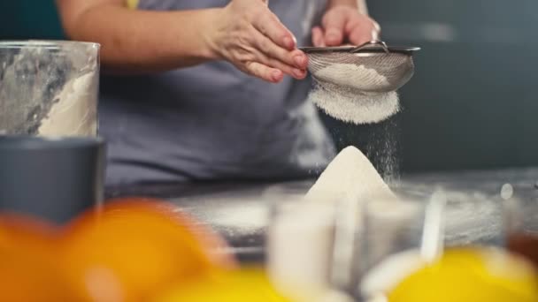 Крупним Планом Повільне Відео Кухаря Просіює Борошно Кухні Приготування Тіста — стокове відео