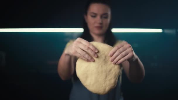 여성들은 피자를 반죽을 만듭니다 집에서 맛있는 과자를 저녁으로 요리한다 고품질 — 비디오