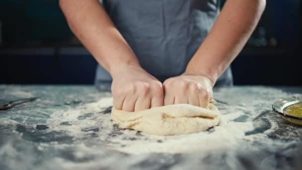 女性が自家製パンを作るために生地をこねる 小麦粉を生地に変える女性の手のクローズアップ 高品質4K映像 — ストック動画