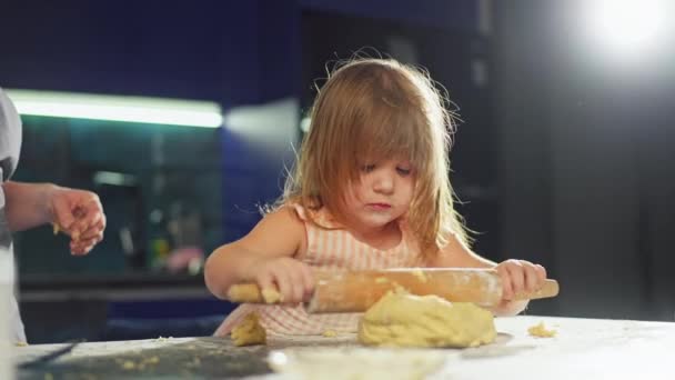 Une Petite Fille Déploie Pâte Dans Cuisine Fille Aide Mère — Video