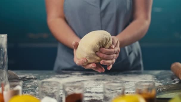 반죽하고 반죽을 테이블에 던지는 비디오 부엌에서 집에서 요리한다 케이크와 디저트를 — 비디오