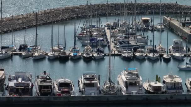 지중해 연안의 늪지대에 자리잡고 요트와 배들을 공중에서 되었습니다 항구의 아름다운 — 비디오