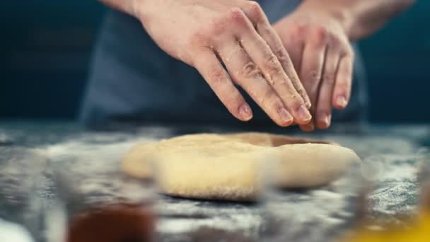 生地からパイの形を作る女性の手のクローズアップ シェフが焼き上げたおいしい甘いペストリーやケーキ 高品質4K映像 — ストック動画