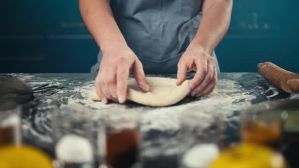 Filmik Kobietą Robiącą Pizzę Rękami Ciasta Gotowanie Pysznej Kolacji Domu — Wideo stockowe