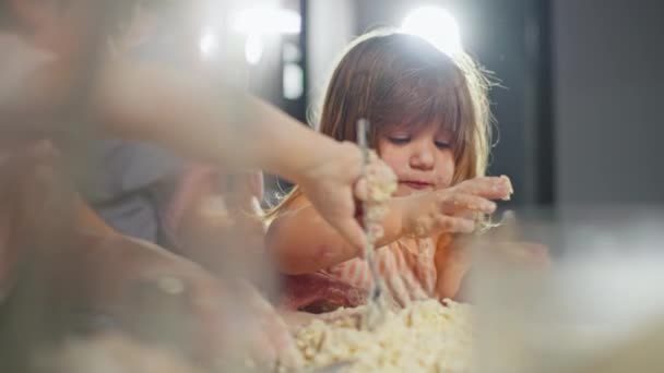 Hija Ayuda Madre Amasar Masa Casa Padres Hijos Cocinan Juntos — Vídeo de stock